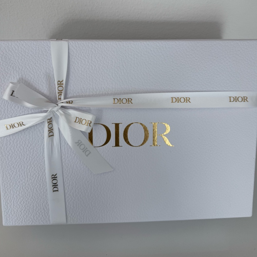 BRAND NEW BEAUTIFUL WHITE DIOR GIFT BOX WITH RIBBON⭐️